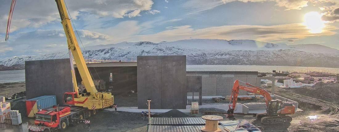 Betongelementer og stillas på byggeplassen