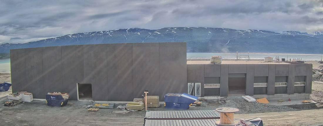 Ferdige betongvegger på byggeplassen, fjell i bakgrunnen